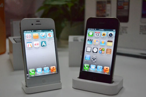 iphone4s開售，青島iphone4s真機實拍，銷售員介紹iphone4s套餐及辦理方法