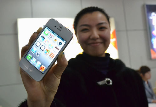 iphone4s開售，青島iphone4s真機實拍，銷售員介紹iphone4s套餐及辦理方法