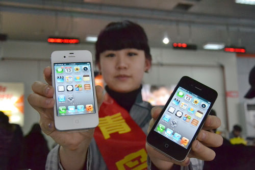 iphone4s黑白版同時開售，青島iphone4s真機實拍，銷售員介紹iphone4s套餐及辦理方法