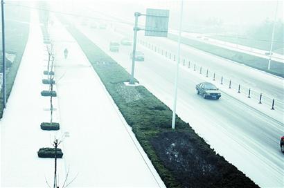 昨霧雪夾擊青島高速變溜冰場(chǎng) 多車(chē)連撞連發(fā)20余起