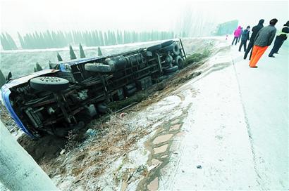 昨霧雪夾擊青島高速變溜冰場(chǎng) 多車(chē)連撞連發(fā)20余起