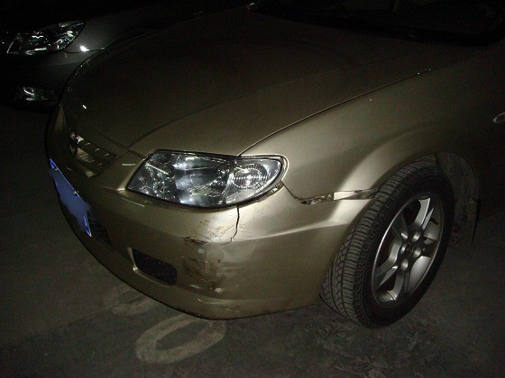 大過(guò)年撞路邊停車(chē)忙開(kāi)溜 島城司機(jī)咱注意素質(zhì)