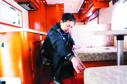 青島造大房車(chē)?yán)L(fēng)上路