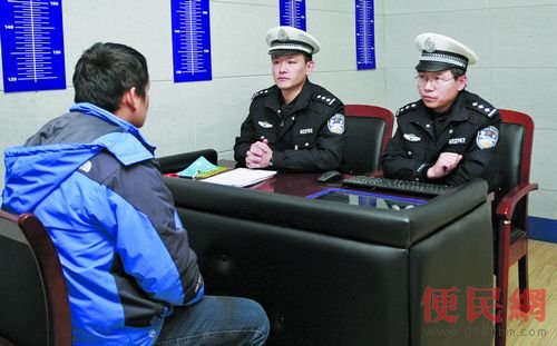 鄭某正在青島膠南接受警方審查。