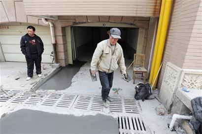 青島一小區(qū)業(yè)主挖地三尺建車庫(kù)
