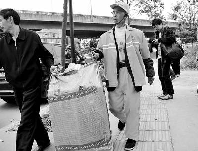 環(huán)衛(wèi)工人徐師傅將撿到的貨物歸還失主。吳名攝