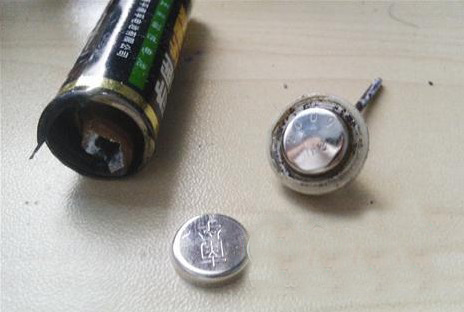 這個(gè)電池突然爆炸，把自己的“屁股”炸開了