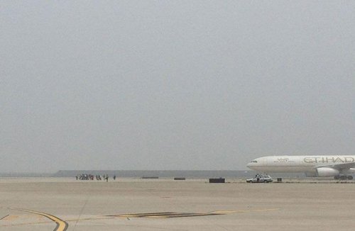 浦東機場T2飛機滑行道上出現(xiàn)攔機者，造成多架外航飛機堵在后面不能移動