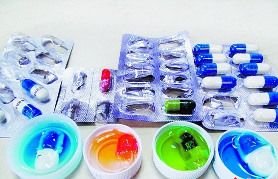 浸泡一個(gè)小時(shí)，四種膠囊殼均掉色嚴(yán)重。