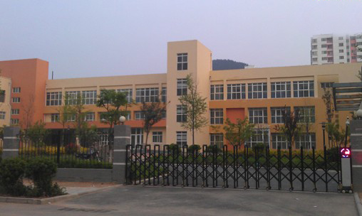 省實驗幼兒園新園區(qū)還沒掛牌就遭遇捐贈費事件，業(yè)主們擔心幼兒園會因此事撤出小區(qū)