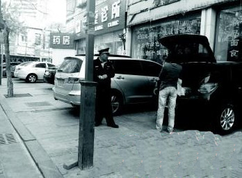 收費(fèi)員剛收取了這名女司機(jī)30元停車費(fèi)。