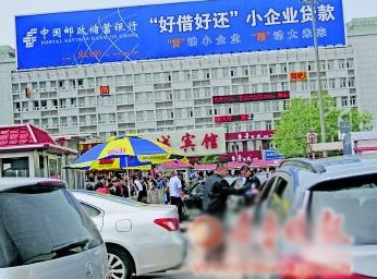 火車站站前停車場(chǎng)出口,每一輛開出的車都要嚴(yán)格檢查。