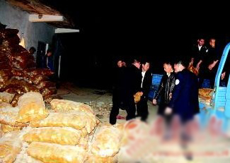 執(zhí)法人員深夜對(duì)土豆作坊內(nèi)的土豆進(jìn)行了查封。