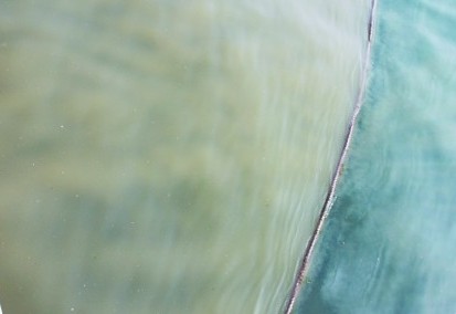 纜繩兩側，污染較重的海水與污染較輕的海水涇渭分明。