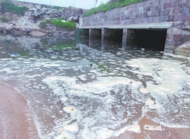 大量污水從這四個(gè)洞口排出。