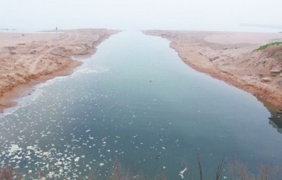 污水沿著這條人工挖開的河道匯入大海。