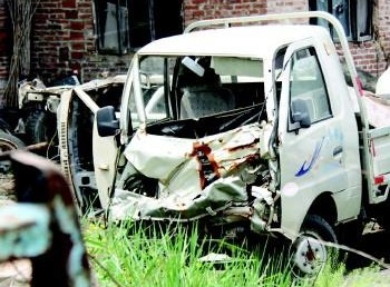 7日,在坊子區(qū)黃旗堡東樓村一非法拆車點,拆裝的車輛和部件散了一院子。