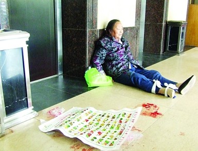 電梯里擠滿老人，猛地一顛，迅速墜落。
