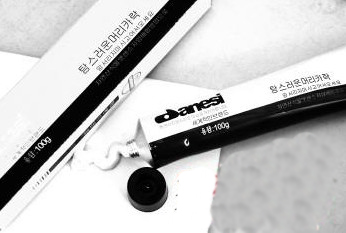 在一家批發(fā)店購買的染發(fā)劑,包裝上全是外文。