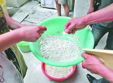 在一家米線加工作坊內(nèi)，執(zhí)法人員發(fā)現(xiàn)一個(gè)盆內(nèi)盛著白色的粉狀物，其中還有不少結(jié)塊