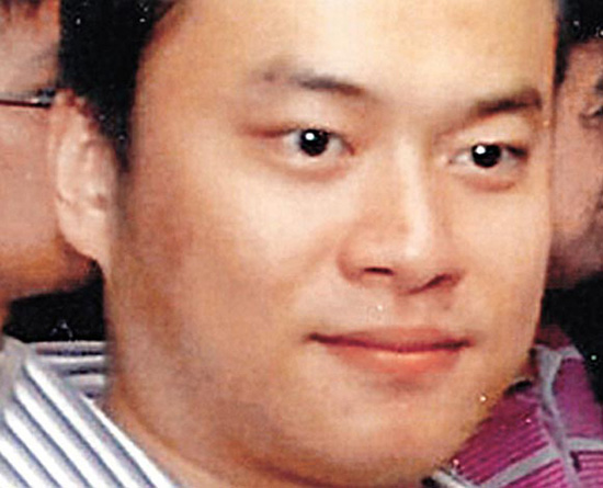 在新加坡撞車的限量版法拉利，車主為四川富豪馬馳，其妻子為四川電視臺前新聞主播何婷婷