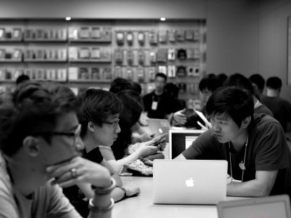 一些顧客在蘋果店內(nèi)咨詢維修事宜。