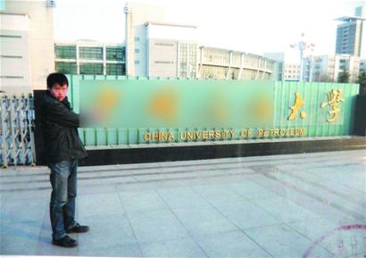 冒牌大學(xué)生混進高校專偷筆記本 來回打的