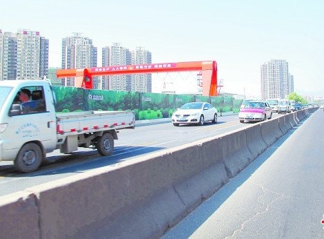 黑龍江路中間混凝土制的隔離墩在夜間難以看清。