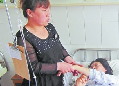 家人正在給初女士按摩，并不時開導(dǎo)她。