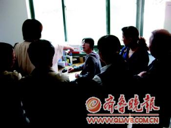 業(yè)主在開發(fā)商辦公室與工作人員發(fā)生爭(zhēng)執(zhí)。