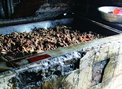 工業(yè)用豬油疑似流向餐桌 制作現場骯臟不堪