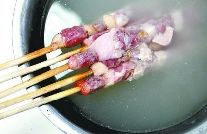 肉串泡在熱水中后，清水變成了'濃湯'。