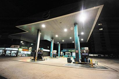 青島油價下調(diào)創(chuàng)紀錄 車主空倉過夜才加油