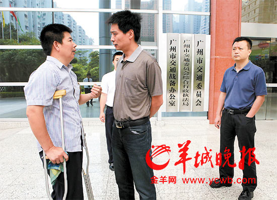 老王想到廣州市交委反映意見，工作人員攔著不讓進(jìn)