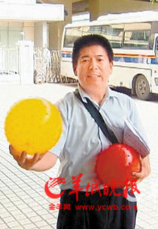 老王曾經(jīng)到市交委送氣球，寓意'踢皮球'