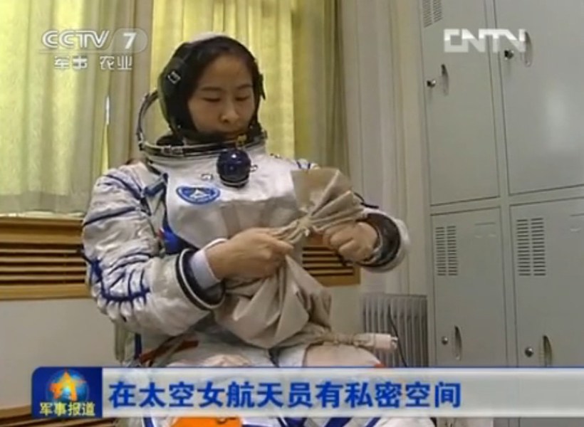 女航天員劉洋正在穿著為其量身定制的女性航天服。