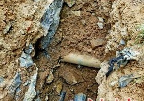 17日剛剛維修好的管道漏點(diǎn),回填土中施工方填埋的石塊清晰可見(jiàn)