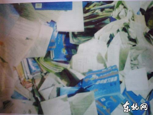 堆在鍋爐房地上的各種練習冊等待焚燒。東北網(wǎng)記者 張強 翻拍