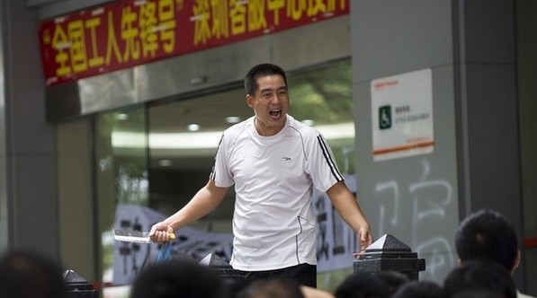 男子保險(xiǎn)公司揮刀求退保