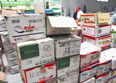 執(zhí)法人員統(tǒng)計(jì)過期農(nóng)藥。