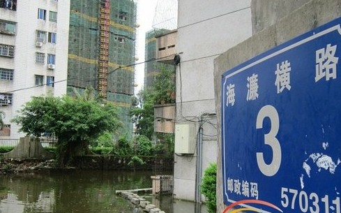 海濂橫路3號(hào)正門口，一眼望去全部是水，第一棟樓的居民們自行用大磚頭鋪路