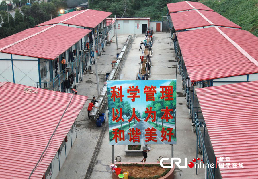 6月26日，江蘇省南京市，岱山保障房建設(shè)工地，南京規(guī)模最大的民工夫妻房。工程管理方在此豎著巨大的標(biāo)語牌“科學(xué)管理、以人為本、和諧美好”。