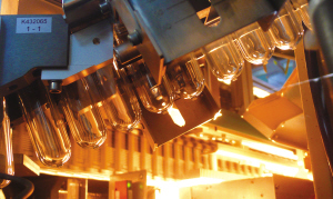 一個個瓶坯在設(shè)備的運(yùn)轉(zhuǎn)下神奇地成為包裝瓶，進(jìn)入灌裝線。