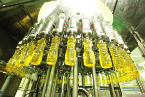 吹好的瓶子轉(zhuǎn)到灌裝機(jī)上注滿玉米油。