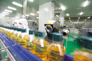 一瓶瓶玉米油“列隊(duì)”穿過電子眼、人眼的道道檢測關(guān)口。