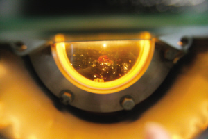 從觀油孔可以看到儲存罐里的精煉油。