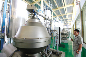 像飛船返回艙一樣的現(xiàn)代化精煉裝置，要負(fù)責(zé)對毛油進(jìn)行進(jìn)一步提純。