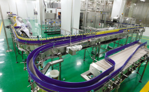 像高速路一樣的吹灌一體生產(chǎn)線上，不合格產(chǎn)品將在智能監(jiān)測設(shè)備的監(jiān)管下，順著匝道自動下線。