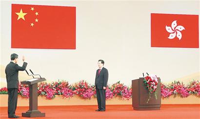 香港特別行政區(qū)第四任行政長(zhǎng)官梁振英宣誓就職，胡錦濤監(jiān)誓。