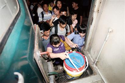 青島最便宜綠皮車(chē)全程49元超員200% 昨完成最后一次旅程